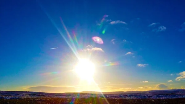 Luz Brillante Del Sol Sobre Fondo Azul Del Cielo —  Fotos de Stock