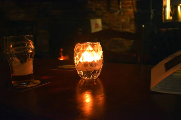 Verlichting Refectie Van Een Kopje Glas Tafel Donkere Kamer — Stockfoto