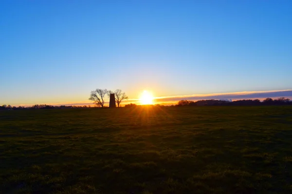 Schöner Sonnenuntergang Blauer Himmel Silhouettenform Der Windmühle Und Bäume Neben — Stockfoto