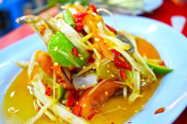 Taze mavi yengeçli papaya salatası (somtum), Tayland usulü baharatlı deniz ürünleri