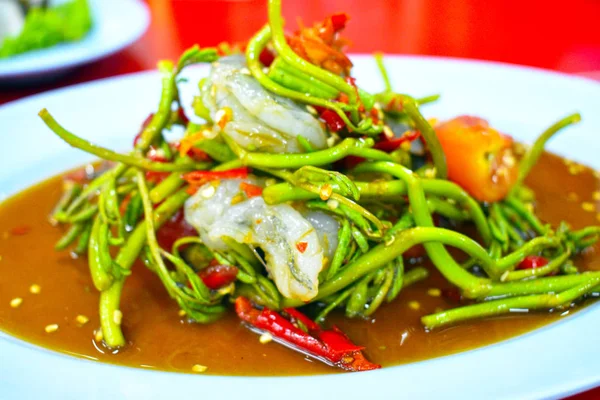  Baharatlı salata ve çiğ karides karışımı Mimosa sebzesi, baharatlı Tayland yemeği.