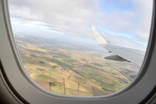 Paesaggio Terra Verde Sotto Ala Aeroplano Bianco Con Nuvole Cielo — Foto Stock