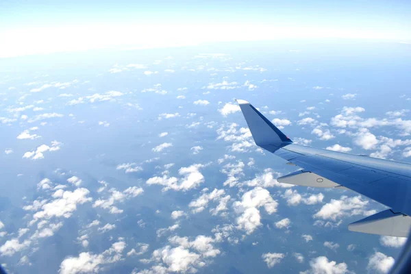Asa Avião Voando Acima Das Nuvens Céu Azul Vista Janela — Fotografia de Stock