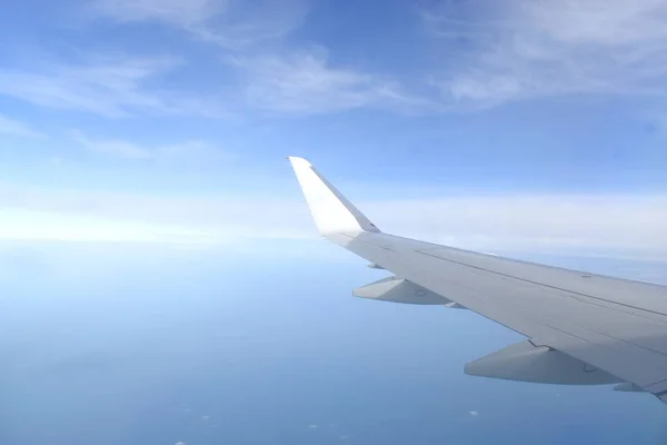 Letadlo Letící Nad Mraky Modré Obloze Pohled Okna Letadla — Stock fotografie