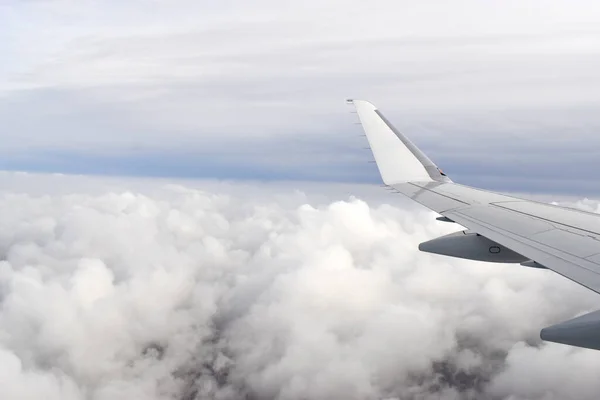 Repülőgép Szárny Kilátás Ablakból Repülő Felett Fehér Felhők Égen — Stock Fotó