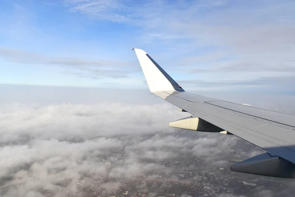 Vista Ala Aereo Dalla Finestra Volando Sopra Nuvole Bianche Sul — Foto Stock