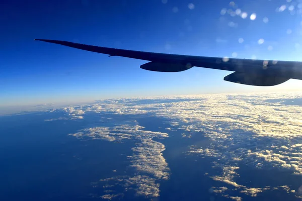 Silhueta Asa Airplan Voando Acima Cloudscrape Céu Azul Horizonte Com — Fotografia de Stock