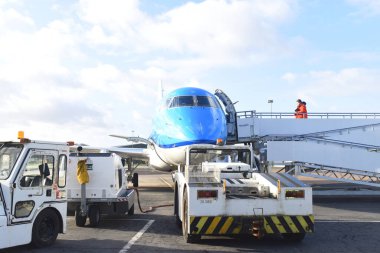 Humberside Havaalanı 'nda kara operasyonları ve binişler. KLM Royal Hollanda Havayolları, Humberside Havaalanı, İngiltere - 1 Şubat 2020