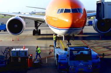 Bir Hollanda havayolu şirketi KLM 'nin Boeing' ine yakıt ikmali yapılıyor. Amsterdam Schiphol, Hollanda 'da 1 Şubat 2020' de KLM uçakları park etti.