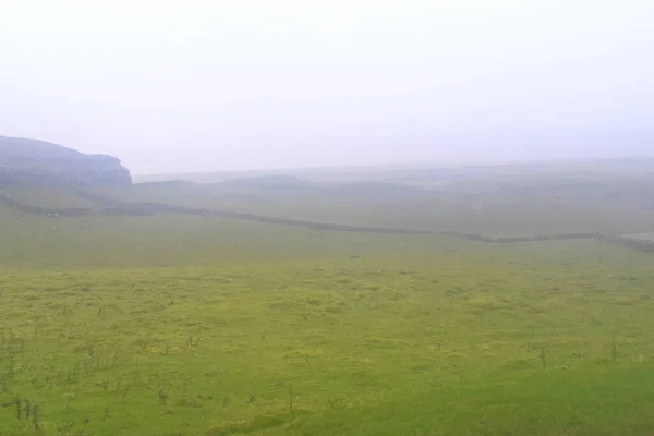 White Fog Cover Dandscape Green Grasses Flied Yorkshire Dale Malham — Stock Photo, Image