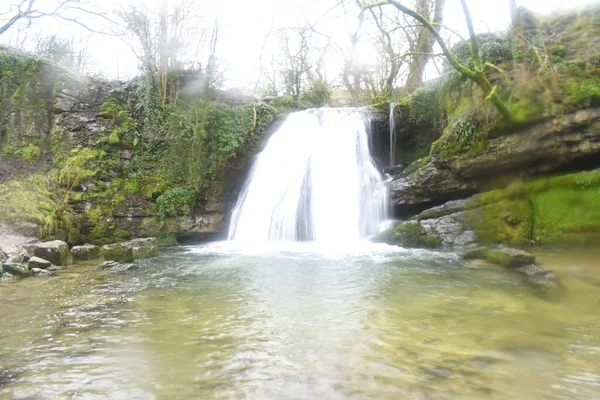 Paisaje Británico Con Aguas Cristalinas Cascada Janets Foss Cerca Malham — Foto de Stock