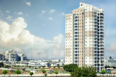 Rishon Lezion, İsrail-Haziran 17, 2017: bina beyaz taşlarla kaplı çok öykülü 104 daire. Orada 3 -6 kat, 9-10, kahverengi döşeme 3 şeritler 15-15 kat kat. Balkon merkezi bölümle aynı zamanda kahverengi döşenir.