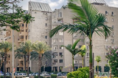 Rishon Lezion, İsrail-Haziran 17, 2017: 8 katlı konut ev gri renkli duvarlar kaybetmek. Dikilen balkon taze boyanmış gri iki soluk duvarlar için güçlü bir kontrast bulunmaktadır. 