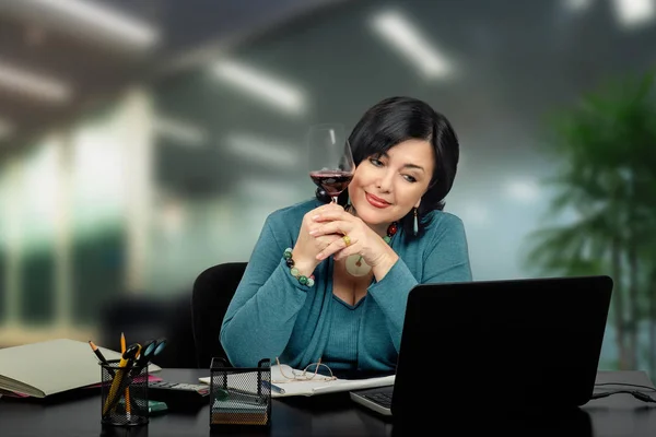 Office Woman Clerk Middle Age Formal Dress Sits Desk Runs — Stock Photo, Image