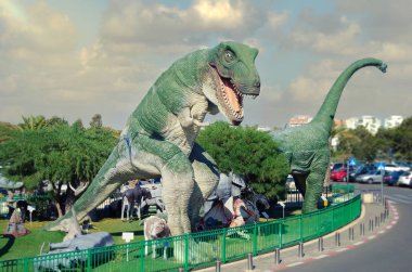 Rishon Lezion, İsrail-Nisan 25, 2017: Tyrannosaurus rex en ünlü Jurassic predator açık büyük ağzı keskin beyaz diş gösteren yükseltir. Otopark sinema City karmaşık önünde bulunduğu.