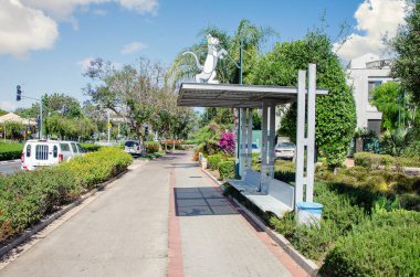 Rishon Letsiyon, İsrail-27 Mayıs 2017: Çift tezgah güneş ile delikli hafif metalden yapılmış gölgelik gölge sıcak yaz ayları boyunca İsrail'de sağlar. Hafif metalden yapılmış kedi figürü ile dekore edilmiş Dinlenme bankları sokak peyzaj formları bir parçasıdır