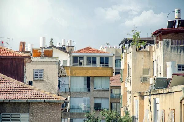 Rishon Letsiyon 以色列 2017年5月30日 在市中心与平顶的旧住宅楼的一般做法是建立公鸡阁楼 图片中有几个小阁楼的例子 — 图库照片