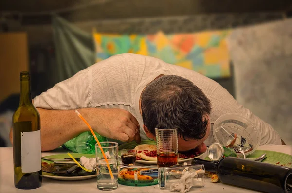 Een Man Slaapt Dronken Met Gezicht Plaat Een Hartige Lunch — Stockfoto