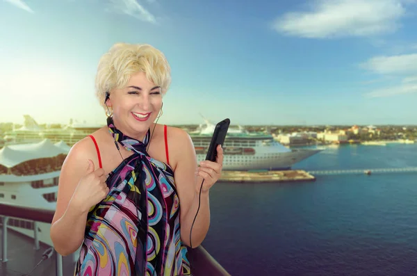 Zralá Žena Turistické Říká Sbohem Svým Přátelům Telefonu Před Odletem — Stock fotografie