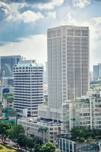 Singapur - 23 Mart 2018: Görünüm Yarımadası Plaza iş merkezi. Bu gri dış dikey kaburga ile 30 katlı gökdelen var. İlk 4 kat Bodrum katında ticaret alışveriş için kullanılan kule oluşturmaktadır. Çatısı açık bir otopark var