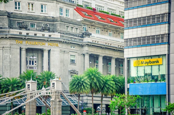 シンガポール 2018 灰色アバディーン花崗岩の建物木造で窓ギリシャ古典主義建築の背の高いのドリス式円柱とファサードの装飾 ポルティコのトロフィー現在ハウス フラートン ホテル — ストック写真