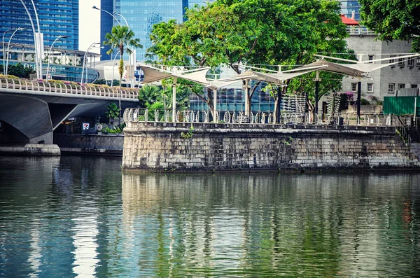 シンガポール 2018 古い花こう岩のタイルとエスプラネード橋のアーチの下の川の銀行に直面して古い桟橋でビューを閉じる フラートン遺産プロムナードから撮影したこの画像 — ストック写真