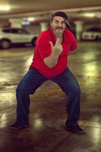 Middle Aged Hip Hop Singer Bullyman Performs Underground Parking — Stock Photo, Image