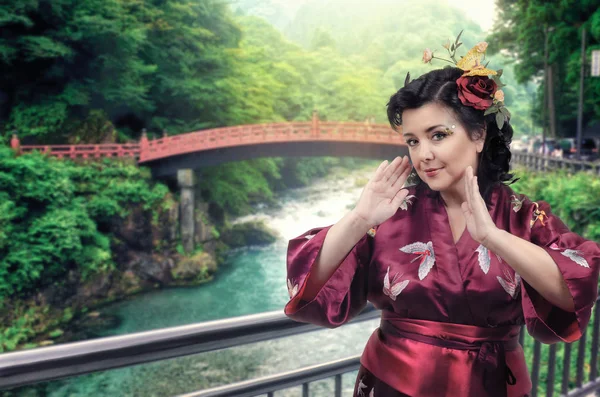 Turista Mujer Caucásica Vinoso Kimono Baila Sobre Puente Arqueado Fondo —  Fotos de Stock