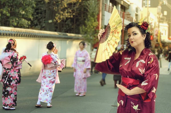 Kaukasische Frau Weinrotem Kimono Und Ein Fan Posieren Auf Den — Stockfoto