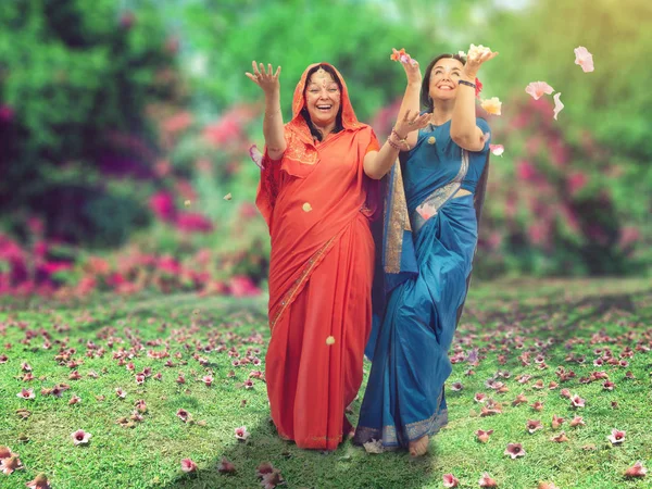 Duas Mulheres Caucasianas Vestindo Saree Dançando Gramado Verde — Fotografia de Stock