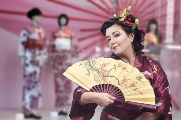 Mujer Caucásica Vestida Como Una Japonesa Mirando Cámara Viaja Barrio — Foto de Stock