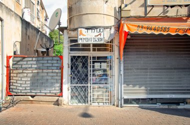 Rishon Letsiyon, İsrail-Ekim 8, 2012: Küçük ayakkabıcılar salonu sokak şehir merkezinin eski evin zemin katta. Rusya ve İbranice reklamlardaki üzerine asmak.