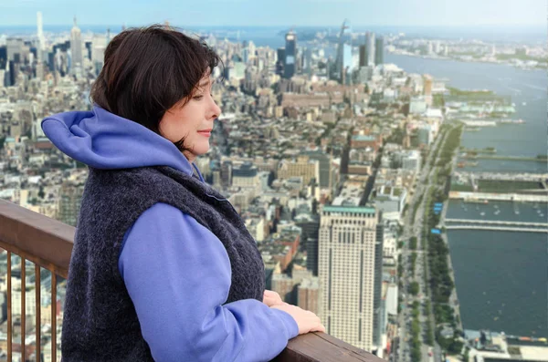 Mature Woman Tries Show She Suffers Acrophobia She Scared Viewing — Stock Photo, Image