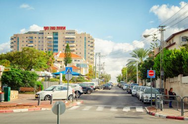 Rishon Letsiyon, İsrail-Aralık 25, 2017: Neve Hof yardımlı yaşam Konutları sarı kiremitli cephe ve güneş balkonlarla birlikte adı İbranice büyük kırmızı harflerle üstüne A 14 bir hikaye. 