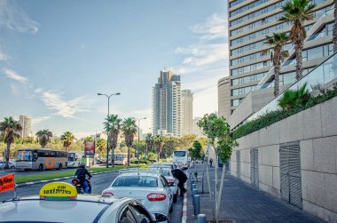 Tel Aviv, İsrail-Aralık 11, 2017: Görünümü ile InterContinental David Hotel Yosef Levi sokak girişinde bazı taksi taksi durağı. Kule, Neve Tzedek, kentin en eklektik ve prestijli, arka plan görülür.