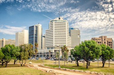 Tel Aviv, İsrail-Aralık 10, 2017: 20. yüzyılın 80'lerde şehir sahil mesire 6 kuleleri tezgahı karmaşık Tekstil merkezi inşa.