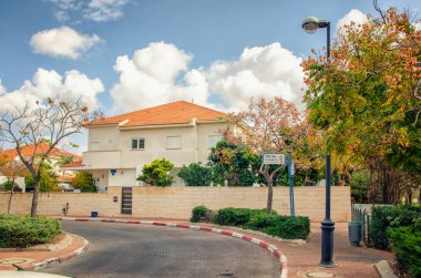 Rishon Letsiyon, İsrail-Aralık 14, 2017: sokakta birkaç tuğla kiremit dönüş eğrisi, kaldırım yaptı yol sürüş kırmızı ve Beyaz Park yasaklayan vardır. Bir çiçek yatak kaldırım ve Shaar Hamelech sokak adı yönetim kurulu ile bir Kutbu.
