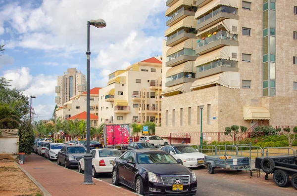 リションレツィヨン イスラエル 2017 Neve ホフ生活地区 Argaman 通りの両側に自家用車が駐車しています 右側の古い人々 のための太陽バルコニー付き住宅棟の一部を見る — ストック写真