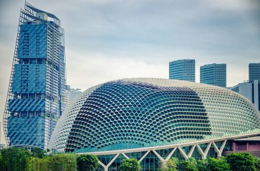 Singapur - 24 Mart 2018: Esplanade tiyatrolar kubbe tente kapakları onun iki üzerinde olan dairesel cam yapar gibi büyük bir durian bak daralma. 45 hikayeler South Beach karmaşık Kulesi kendini ile vurgulu cephe üzerinde ayırt eder.