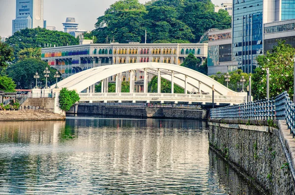シンガポール 2018 927 で窓がシンガポール川を渡ってエルジン橋の白いアーチの背面で虹マウントの色で塗られて 階建て建物の新古典主義のスタイル — ストック写真