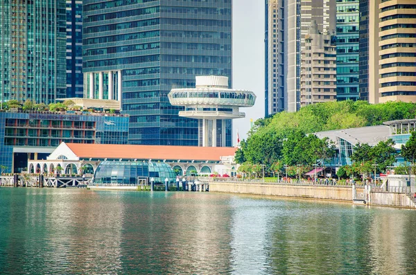 シンガポール 2018 緑の軸とフラートン ホテル クリフォード桟橋の歴史的な建物で構成される複雑なマーライオン公園ビュー それ以上の昇格 回転タワーのトング プライベート ダイニング — ストック写真