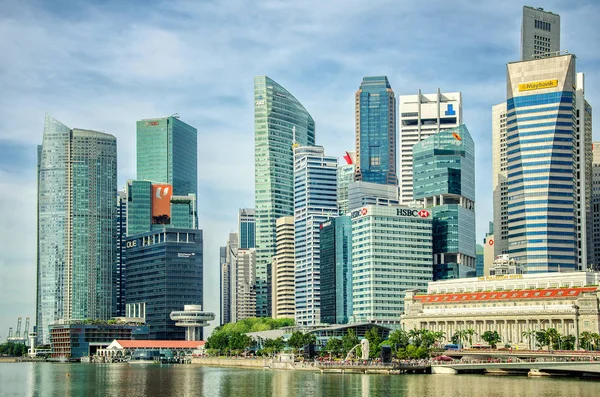 シンガポール 2018 左の復元と保存の建物と中央ウォーター フロント 右にマーライオンの像の前で新古典主義の記念碑的なフラートン ホテルです 事務所建物の塔の背後に上昇します — ストック写真