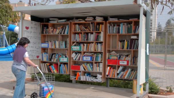 Una Donna Porta Nuovi Libri Alla Biblioteca Strada Librerie Sono — Video Stock