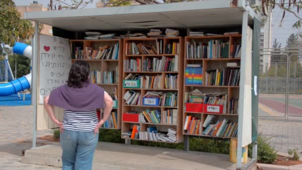 Woman Chooses Book Open Air Extemporaneous Voluntary Library Arranged Dwellers — 비디오