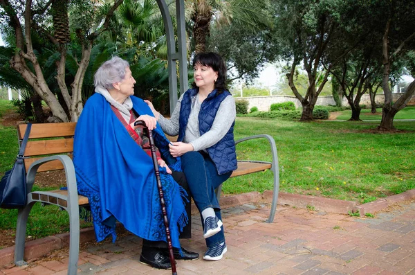 Die Fürsorgliche Tochter Besucht Oft Eine Ältere Mutter Einem Pflegeheim — Stockfoto