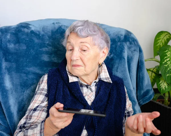 Bir Akıllı Telefon Kullanamazsınız Çünkü Yaşlı Bir Kadının Yüzünde Acı — Stok fotoğraf
