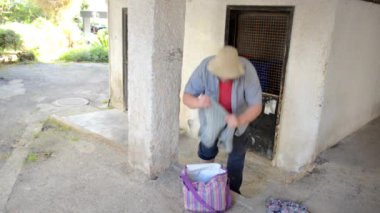 Işık desenli şortları kontrol ederken evsiz bir adam büyük bir delik bulur ve bu yüzden onları reddeder..