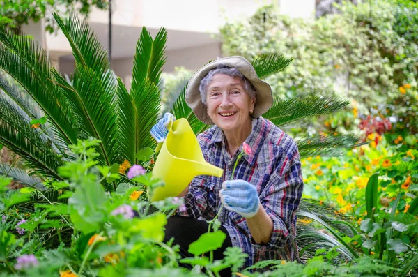 Femme Adulte Âgée Joyeuse Avec Arrosoir Jaune Sourit Caméra Elle — Photo