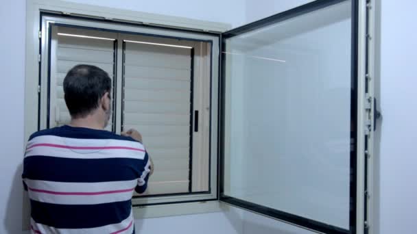 Homem Adulto Maduro Barbudo Fecha Janela Sala Segura Apartamento Israelense — Vídeo de Stock