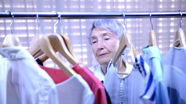 Mujer Adulta Mayor Tienda Moda Comprador Que Mira Ropa Perchero — Vídeos de Stock